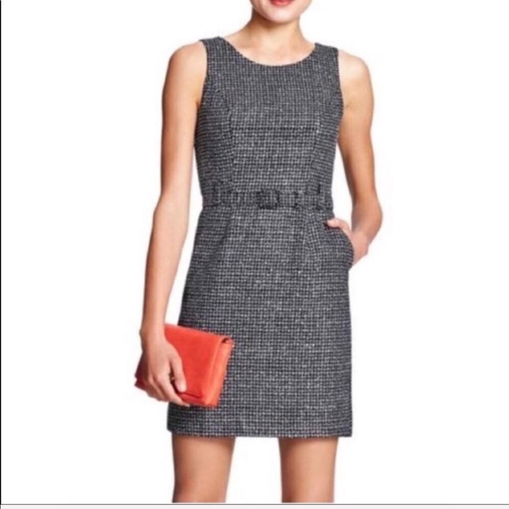 Banana Republic sleevless Sheath Dress/missing belt